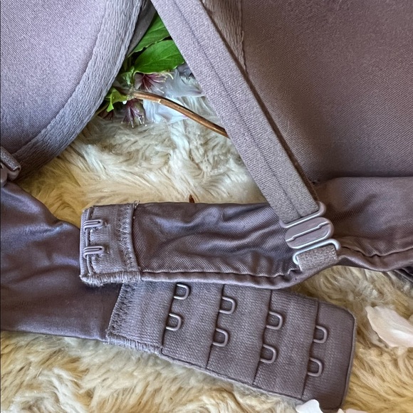 Victoria’s Secret Classic Push-Up Bra | 34C, Neutral | Excellent Condition 😍 - Picture 6 of 6